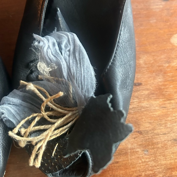 Hispanitas Made in Spain Spanish.3-D floral detail. Leather heels size 39.US 8.5 - Picture 5 of 16